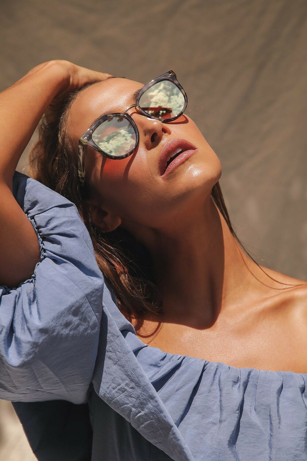 Let the breeze in through the open windows put on Grey Tortoise mayfarer Sunglasses. Classy grey frames with gold accents rose gold ombre lens