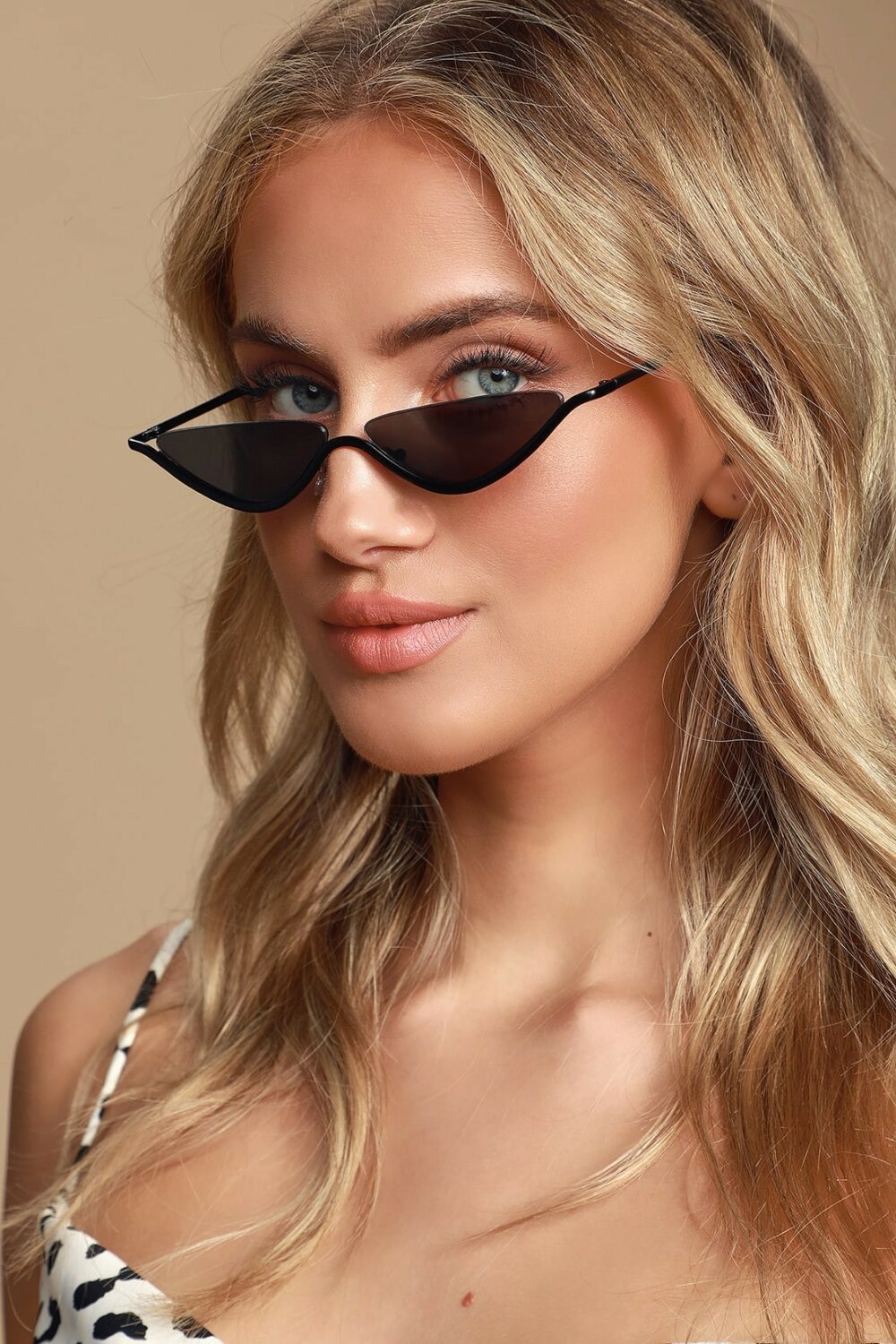 These days everyone wants a pair of black cat eye sunglasses. The tiny rimless lenses in the trendy cats eye form are a perfect complement