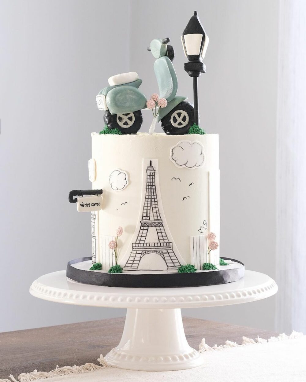 Have a wonderful time in Paris with this scooty cake for traveler.