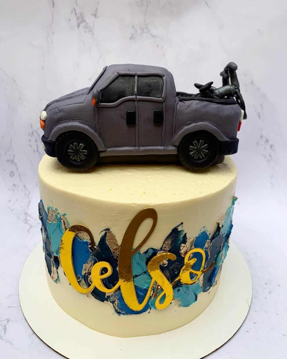 Have fun going on adventures when you eat this travel cake themed like a jeep.