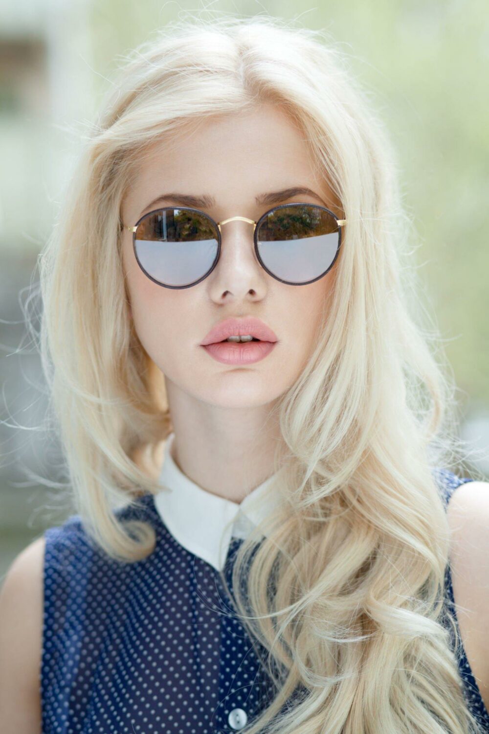 Oval oblong are a great complements to the round shape of these trendy black sunglasses