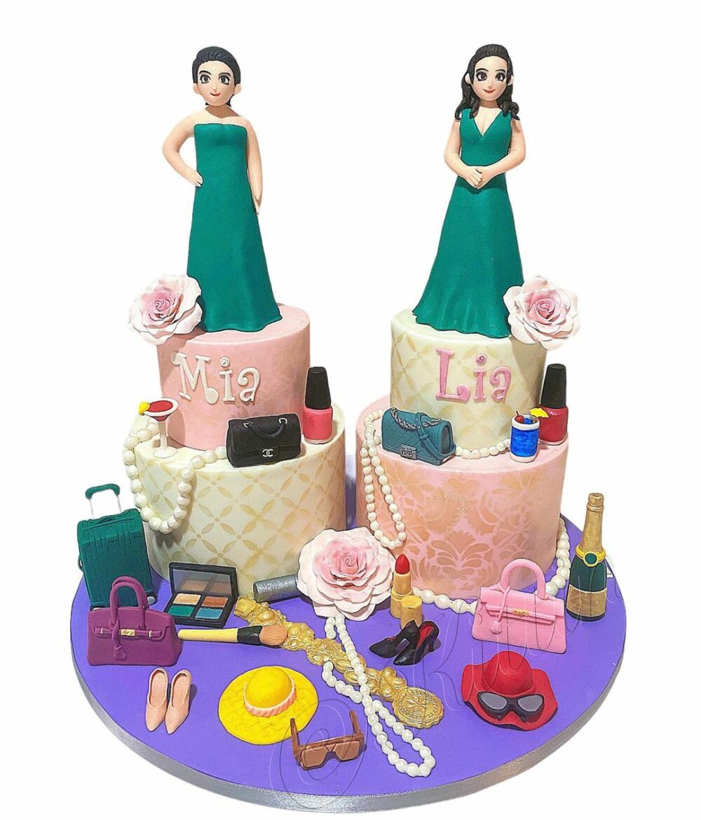 Share the experience of traveling with a friend eating this Happy Journey Travel Cake which comes complete with a beauty and jewelry set.