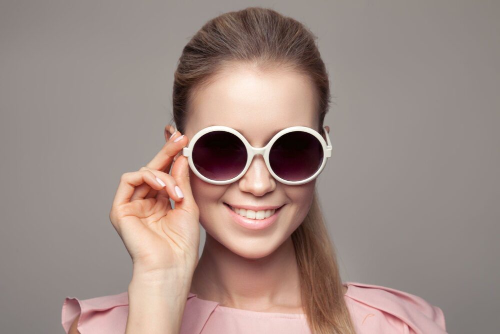 This chic round sunglasses have ivory frame that complements an oval face