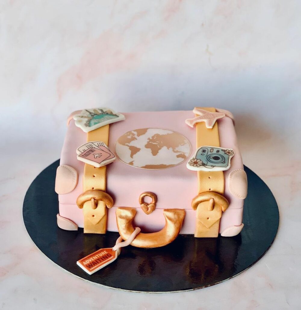 With this pink and gold combination color suitcase cake you certainly have the freedom to let your imagination run wild.