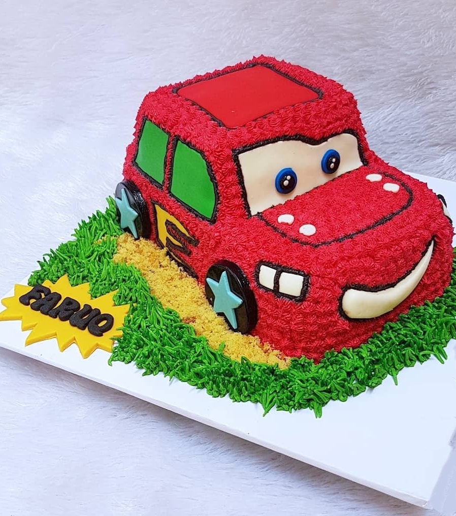 You are going to fall in love with this red colored miniature car cake for traveler just in time for your trip.